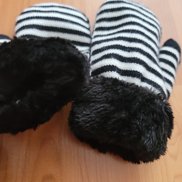 Toddler Girls Boys Black White Striped Hat & Mitten Set Pom Pom NWT Size 2T-3T - Picture 5 of 10